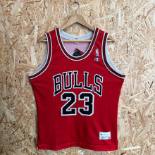 Cargar imagen en el visor de la galería, Camiseta Chicago Bulls Road 1992/93 Michael Jordan #23 Champion Vintage - S/M
