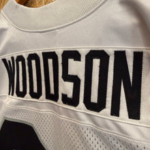 Load image into Gallery viewer, Camiseta Oakland Raiders 1998/99 Road Charles Woodson #24 Nike Vintage - XL/XXL

