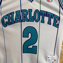 Cargar imagen en el visor de la galería, Camiseta Charlotte Hornets 1994/95 Home Larry Johnson #2 Champion Vintage - XS/S
