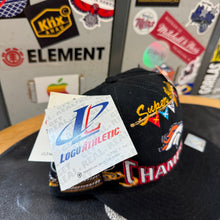 Load image into Gallery viewer, BNWT Gorra Denver Broncos Champions 1998 Logo Athletic Vintage
