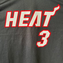 Cargar imagen en el visor de la galería, Camiseta Miami Heat Road 2004-08 Dwayne Wade #3 Champion Vintage - L/XL
