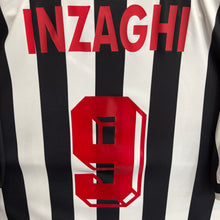 Lade das Bild in den Galerie-Viewer, Camiseta Juventus 1999-00 Home Inzaghi #9 Kappa Vintage - L/XL
