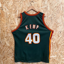 Load image into Gallery viewer, Camiseta Seattle Supersonics 1995/97 Road Shawn Kemp #40 Champion Vintage - XL/XXL

