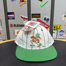 Carregar imagem no visualizador da galeria, BNWT Gorra Miami Hurricanes 90s CMP Vintage
