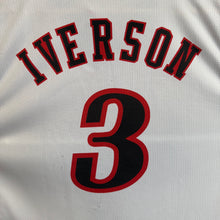 Cargar imagen en el visor de la galería, Camiseta Philadelphia 76ers 2000/03 Home Allen Iverson #3 Champion Vintage - M/L
