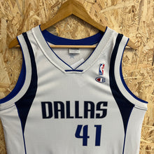 Cargar imagen en el visor de la galería, Camiseta Dallas Mavericks Home 2000-03 Dirk Nowitzki #41 Champion Vintage - L/XL
