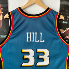 Cargar imagen en el visor de la galería, Camiseta Detroit Pistons Road 1998-00 Grant Hill #33 Champion Vintage - L/XL

