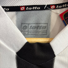 Carica l'immagine nel visualizzatore di Gallery, Camiseta Juventus 2002-03 Champions League Home Lotto Vintage - L/XL
