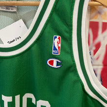 Cargar imagen en el visor de la galería, Camiseta Boston Celtics 2000-03 Road Paul Pierce #33 Champion Vintage - XL/XXL
