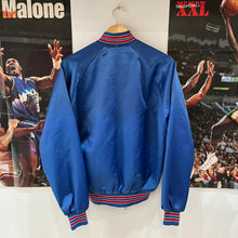 Load image into Gallery viewer, Chaqueta Bomber Satinada New England Patriots 80’s Chalk Line Vintage - S/M
