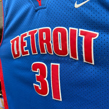 Cargar imagen en el visor de la galería, BNWOT Camiseta Detroit Pistons Road 2003/04 Darko Milicic #31 Nike Vintage - M YOUTH
