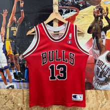 Cargar imagen en el visor de la galería, Camiseta Chicago Bulls Road 2009/10 Joakim Noah #13 Champion Vintage - M Youth
