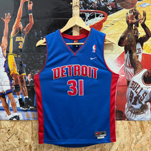 Cargar imagen en el visor de la galería, BNWOT Camiseta Detroit Pistons Road 2003/04 Darko Milicic #31 Nike Vintage - M YOUTH
