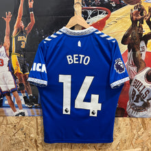 Load image into Gallery viewer, Camiseta Everton 2023-24 Home Beto #14 Hummel - XS/S

