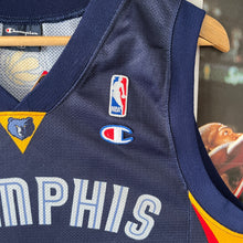 Cargar imagen en el visor de la galería, Camiseta Memphis Grizzlies Europe Live Tour 2007 Pau Gasol #16 Champion - S/M

