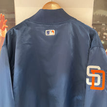 Cargar imagen en el visor de la galería, Chaqueta Bomber Satinada San Diego Padres Late 90’s Starter Vintage - L/XL
