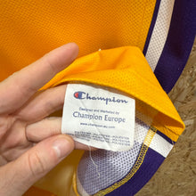 Cargar imagen en el visor de la galería, Camiseta Los Angeles Lakers 2000/08 Home Kobe Bryant #8 Champion Vintage - L/XL
