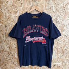 Cargar imagen en el visor de la galería, Camiseta Atlanta Braves Early 90s Nutmeg Mills Vintage - M/L
