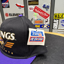 Load image into Gallery viewer, BNWT Gorra Minnesota Vikings 1993 AMCAP Vintage
