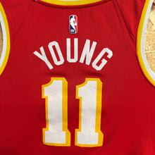 Cargar imagen en el visor de la galería, Camiseta Atlanta Hawks Road 2021/22 Trae Young #11 Nike - L/XL
