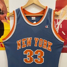 Lade das Bild in den Galerie-Viewer, Camiseta New York Knicks Road 1991-92 Patrick Ewing #33 Champion Vintage - L/XL
