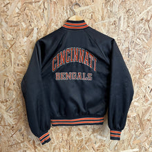 Cargar imagen en el visor de la galería, Chaqueta Bomber Satinada Cincinnati Bengals Late 80’s Chalk Line Vintage - L Youth
