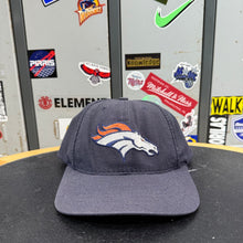 Carregar imagem no visualizador da galeria, Gorra Denver Broncos 90s American Needle Vintage
