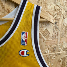 Cargar imagen en el visor de la galería, Camiseta Los Angeles Lakers 1996/97 Home Kobe Bryant #8 Champion Vintage - L/XL
