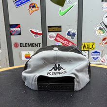Lade das Bild in den Galerie-Viewer, Gorra Juventus 1996/97 Kappa Vintage
