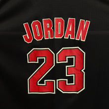 Carregar imagem no visualizador da galeria, Camiseta Chicago Bulls Alternate 1997/98 Michael Jordan #23 Champion Vintage - XL Youth
