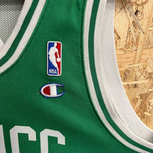 Load image into Gallery viewer, Camiseta Boston Celtics Road 2007-08 Kevin Garnett #5 Champion - L/XL
