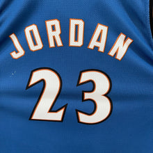 Lade das Bild in den Galerie-Viewer, Camiseta Washington Wizards Road 2001-03 Michael Jordan #23 Champion Vintage - XL Youth
