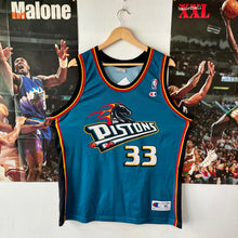 Cargar imagen en el visor de la galería, Camiseta Detroit Pistons Road 1998-00 Grant Hill #33 Champion Vintage - L/XL
