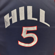 Charger l'image dans la galerie, Camiseta USA Basketball 1996 Road Grant Hill #5 Champion Vintage - L/XL
