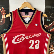 Cargar imagen en el visor de la galería, Camiseta Cleveland Cavaliers Road 2009-10 Lebron James #23 Champion - M/L
