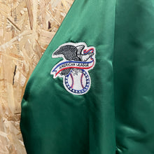 Cargar imagen en el visor de la galería, Chaqueta Bomber Satinada Oakland Athletics 80’s Pyramid Vintage - L/XL
