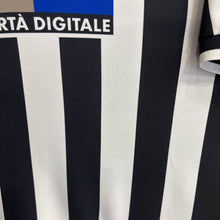 Lade das Bild in den Galerie-Viewer, Camiseta Juventus 1999-00 Home Inzaghi #9 Kappa Vintage - L/XL
