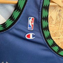 Cargar imagen en el visor de la galería, Camiseta Minnesota Timberwolves Road 2000-03 Kevin Garnett #21 Champion Vintage - L/XL
