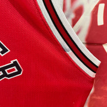 Cargar imagen en el visor de la galería, Camiseta Chicago Bulls Road 2004-05 Tyson Chandler #3 Champion Vintage - L Youth
