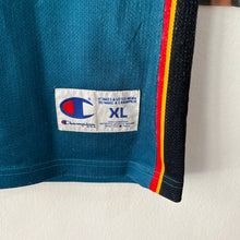 Cargar imagen en el visor de la galería, Camiseta Detroit Pistons Road 1998-00 Grant Hill #33 Champion Vintage - L/XL
