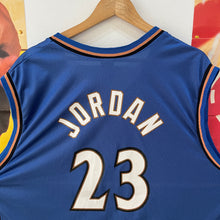 Load image into Gallery viewer, Camiseta Washington Wizards Road 2001-03 Michael Jordan #23 Champion Vintage - L/XL
