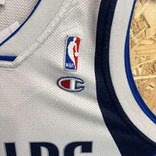 Cargar imagen en el visor de la galería, Camiseta Dallas Mavericks Home 2000-03 Dirk Nowitzki #41 Champion Vintage - L/XL
