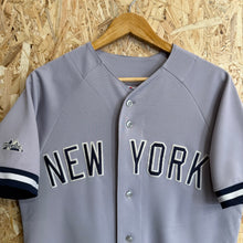 Lade das Bild in den Galerie-Viewer, Beisbolera New York Yankees Derek Jeter #2 Road Early 00s Majestic Vintage- M/L

