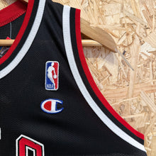 Carregar imagem no visualizador da galeria, Camiseta Chicago Bulls Alternate 1997/98 Michael Jordan #23 Champion Vintage - XL Youth
