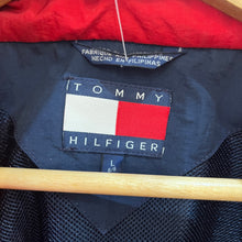 Cargar imagen en el visor de la galería, Chaqueta Ligera Tommy Hilfiger Spellout 90’s Vintage - M/L
