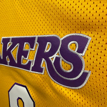 Load image into Gallery viewer, Camiseta Los Angeles Lakers 2004/06 Home Kobe Bryant #8 Champion Vintage - XL/XXL
