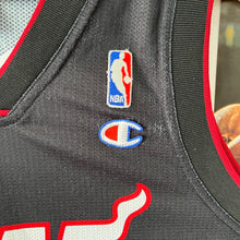 Cargar imagen en el visor de la galería, Camiseta Miami Heat Road 2004-08 Dwayne Wade #3 Champion Vintage - L/XL
