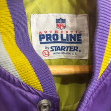 Carica l'immagine nel visualizzatore di Gallery, Chaqueta Bomber Satinada Minnesota Vikings Late 80’s/ Early 90’s Starter Vintage - M/L
