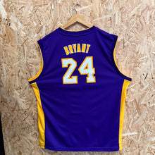 Carregar imagem no visualizador da galeria, Camiseta Los Angeles Lakers Road 2013/14 Kobe Bryant #24 Adidas Vintage- XL/XXL
