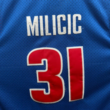 Cargar imagen en el visor de la galería, BNWOT Camiseta Detroit Pistons Road 2003/04 Darko Milicic #31 Nike Vintage - M YOUTH
